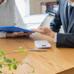 Deux personnes discutent du rapport final de la conseils visites gratuite