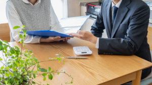 Deux personnes discutent du rapport final de la conseils visites gratuite